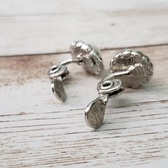 Vintage JJC Clip On Earrings Pearlescent with Fancy Silver Tone Halo - Picture 4 of 4